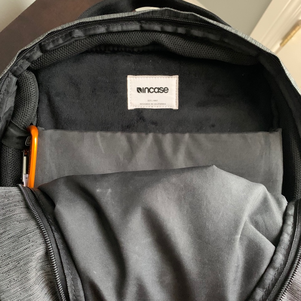Incase City BackPack - Picture 2 of 5